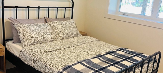 Cozy Private Walk-in Basement | Bed, Living Room & Kitchenette! in Bedford