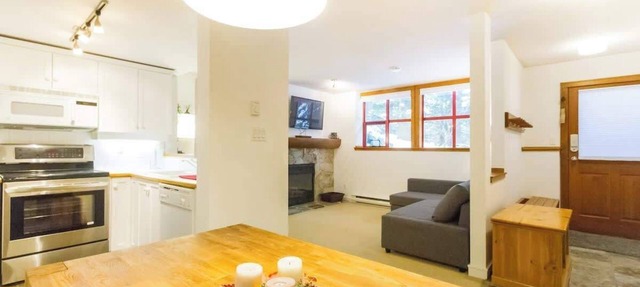 Cozy Retreat in The Woods, Hot Tub & Free Parking in Whistler