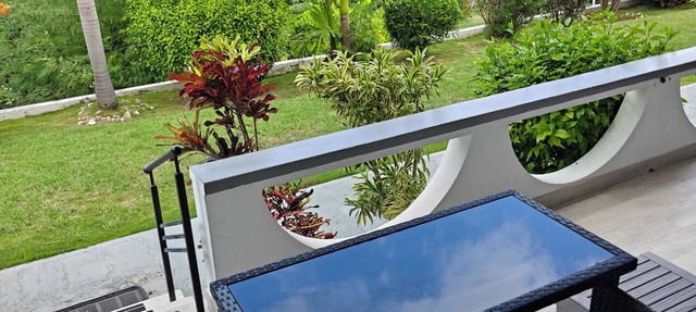 Cozy Studio with Seaview. Beach nearby/On-site car rental/Very comfortable bed in Crosbies