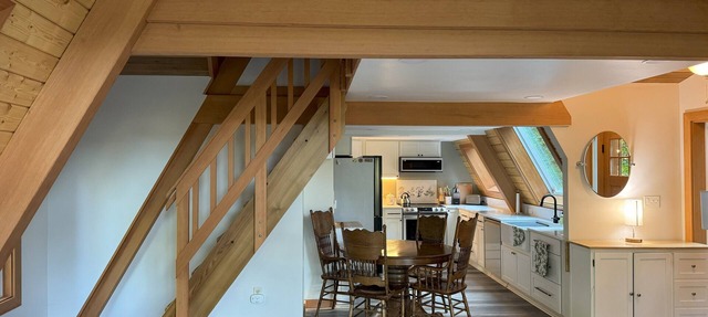 Custom cabin overlooking the McKenzie River. River access, hot tub, and solitude in Springfield