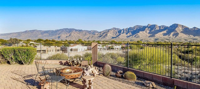 Desert oasis with mountain-views, private patio, grill, washer/dryer, & AC in Oro Valley