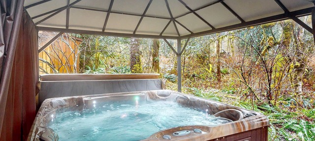 Dog-friendly cabin with deck, hot tub & firepit - walk to Sandy River in Rhododendron