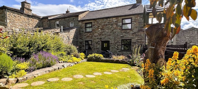 Dog Friendly Cottage with Private Drive, Enclosed Garden, Central Heating, Free WiFi & pubs nearby in Richmond