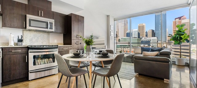 Downtown Chic Retreat | Elegant + Free Parking in Calgary