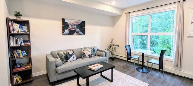 Downtown Golden Condo surrounded by 5 national parks - Liv's Mountain Nest in Golden