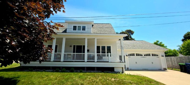 Downtown Harbor Springs cottage with 4 bedrooms, 2 baths, yard, and grill. in Harbor Springs