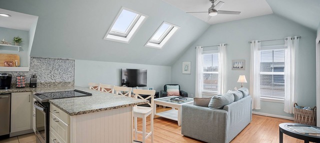 Downtown Newport Penthouse on Thames Street, 2 BR, Walk to Everything - Sleeps 6 in Newport