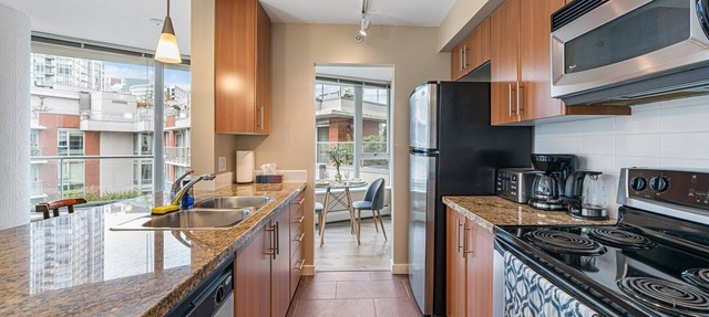 Downtown Vancouver Condo, Pool, Gym, Skytrain in Vancouver