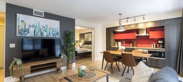 Entertainment District 1BR Steps to CN Tower! in Toronto