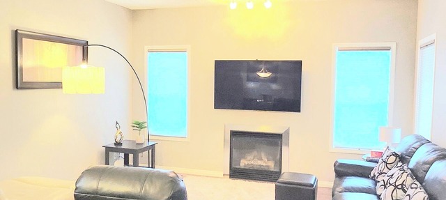 Entire comfy 2000 sq. ft. Home | 3BDR | 2.5 Bath | 15 mins from Airport in Calgary
