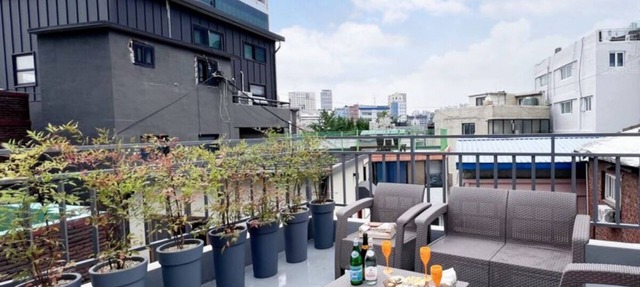 Entire Private Lux House/Rooftop Terrace & Karaoke/Perfect for a big group in Jung District