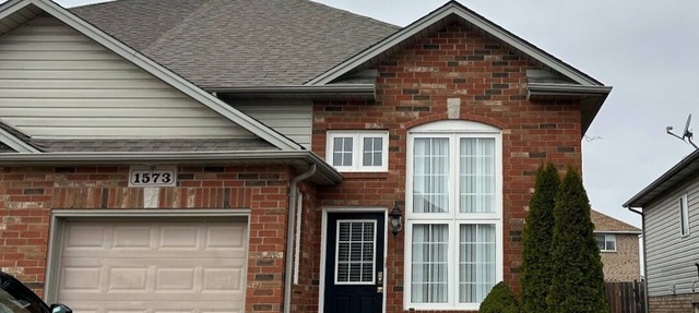 Executive basement suite in the heart of Tecumseh in Windsor