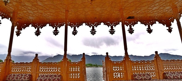 Explore & Unwind on this luxury Houseboat in Srinagar