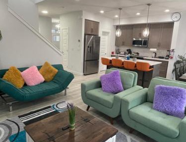 Exquisite 4BR & 3 Baths 2000sqft Home in Calgary