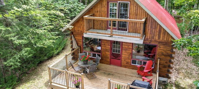 Family Friendly Beautiful Lake Front Cottage in Gilmour