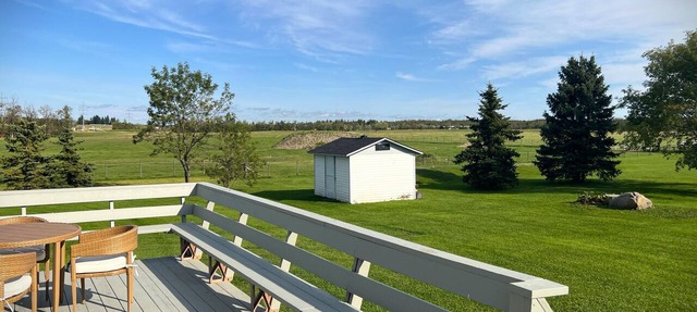 Farmhouse Retreat, 10 mins from the City. Modern Amenities in a Country Setting. in Sherwood Park
