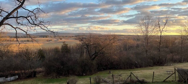 Fire Pit + Valley Views + 16 min PSU + Sleeps 6 in Benner Township