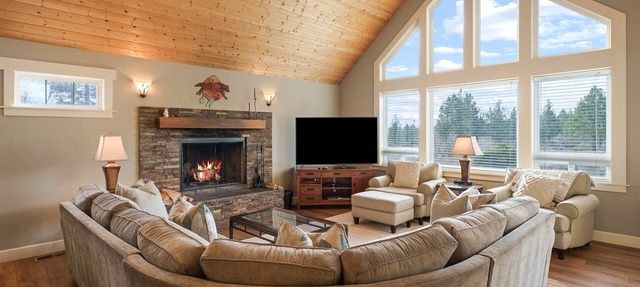 Five Peaks - Gorgeous! Hot Tub, Mountain Views, Road to Mt Bachelor! in Bend