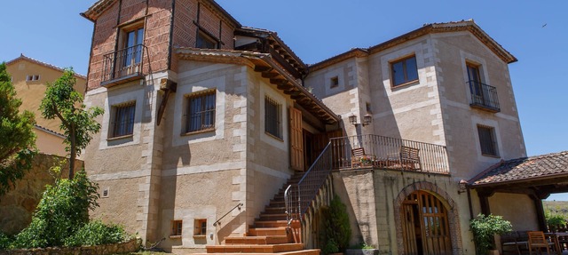 Five spacious and comfortable double bedrooms with their own full bathrooms. in Cubillo