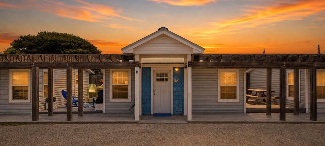 Flip Flop Inn – Cozy Downtown Condo, Walk to Beach in Port Aransas