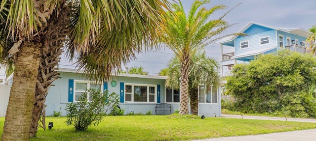 Fully Fenced Yard with Beautiful Patio & Authentic Beach Vibes in Pensacola Beach