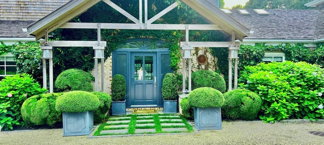 Gated Estate in SH 8 bedrooms, 9 bath gorgeous 2.5 acre on water w dock. in Southampton