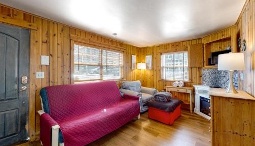 Hidden Villa Cottage #1 - The Nautical Cottage in Cannon Beach