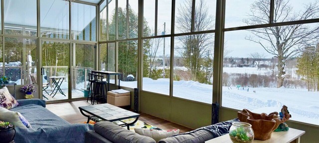 Hillside Haven Retreat: Sunroom & Pond Escape in Markdale