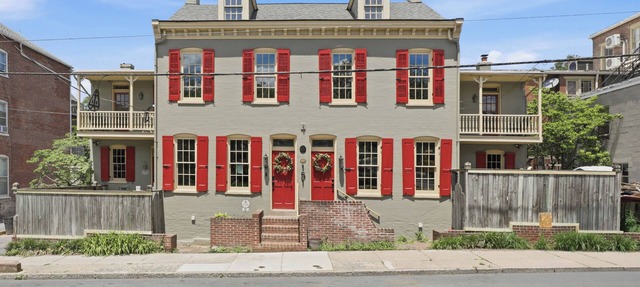 Historic 8 Bedroom Luxury Retreat - Hot Tub - Sleeps 20+ - Walk Downtown in Lancaster