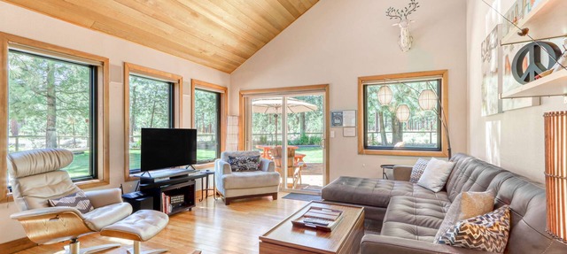 Home with a private hot tub, shared pool, & National Forest at your backdoor in Sisters
