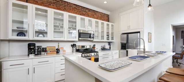 ★ HostWise Stays ★ Historic Victorian Charm, Parking, & Luxury Bath in Pittsburgh