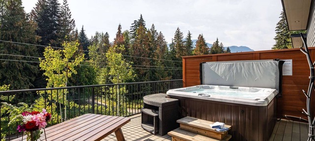 Hot Tub, Private Deck, BBQ - Pillow Top Condo, Revelstoke in Revelstoke