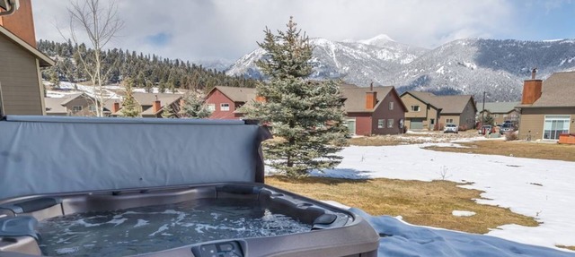 Hot Tub! Skiing, biking, hiking! Big Sky 3BR Condo! in Big Sky