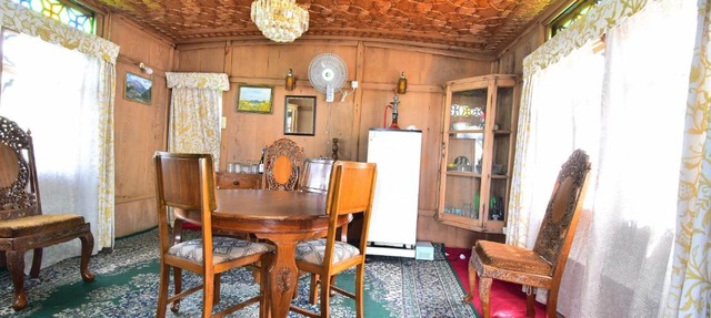Houseboat Zaindari Palace in Srinagar
