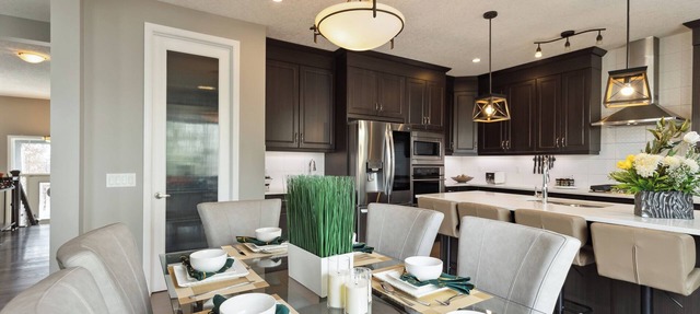 Huge Luxe 3 Kings beds+Chestermere Lakeview + Hammock +Firepit in Chestermere