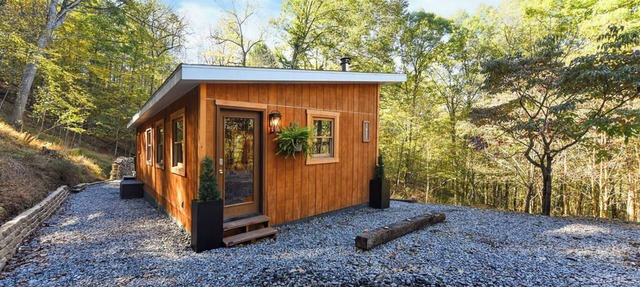 Hungry Hollow Hideaway - Luxury Cabin on Private Acreage in Vandergrift