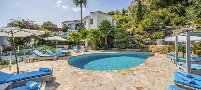 Idyllic & luxury huge 7 bed/bath villa, heated pool & Jacuzzi Wifi in Xàbia