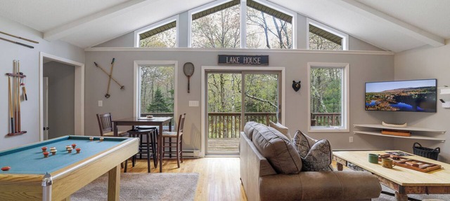 Lake Access, Lakefront Bars & Restaurants, Peaceful Wooded Retreat With Hot Tub in Lake Harmony