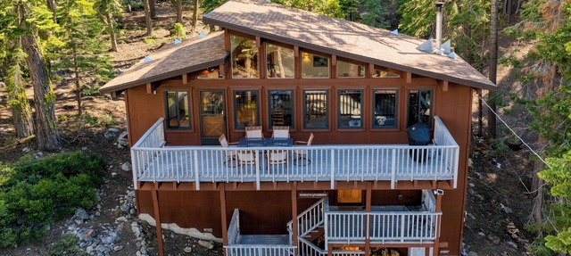 Lake + Beach Access, Pool, Tennis | Walk to Chambers | Tahoe Timber by AvantStay in Tahoma
