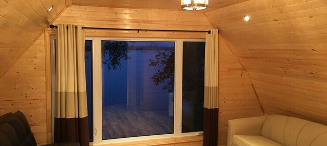 Lake front 2 Storey Luxury Chalet, Infrared Sauna, Heated Pool - seasonal in Harwood