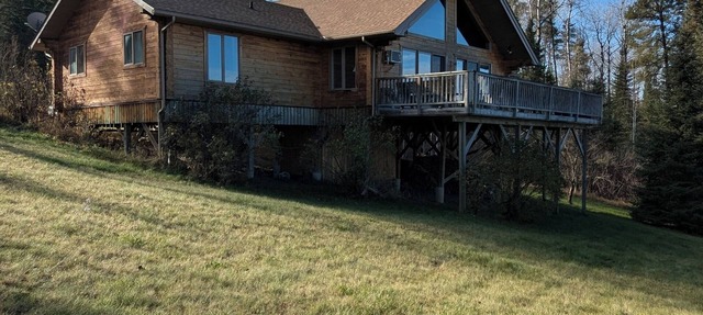 Lake front timber cottage amongst towering pines. Family and pet friendly in vermillion bay