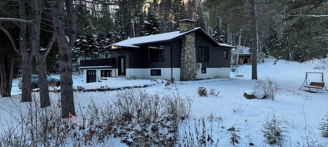 Lake Ouareau cottage in Saint-Donat