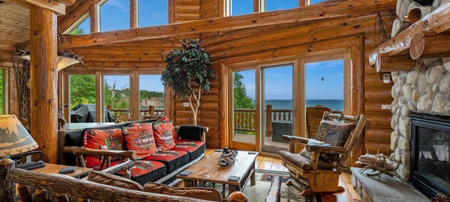 Lake Superior Luxury Log Home, Sauna, Waterfront, Amazing Views in Two Harbors