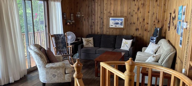 Lakefront Cottage in the Heart of Muskoka with South Facing Exposure in Utterson