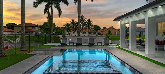 Lakefront Luxury Home Spa Pool BBQ Games & Fun in Miami