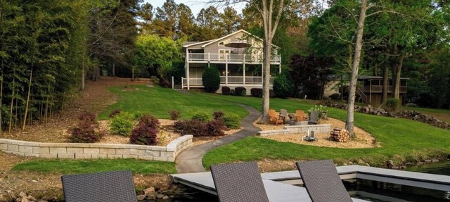 Lakefront vacation home with kitchen and balcony in Eatonton