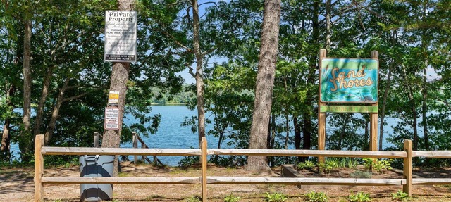 Lakeside Cape Cod Family Retreat, Fire Pit, BBQ and Nearby the beach! in Barnstable