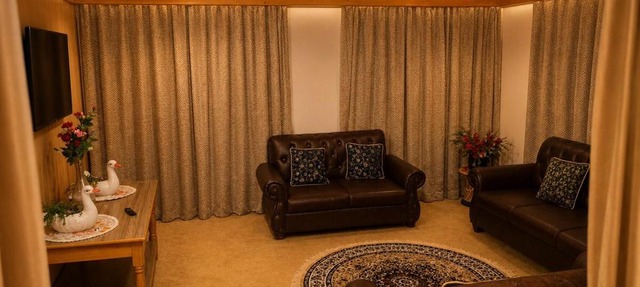 Lakeside Mountain Retreat in Srinagar