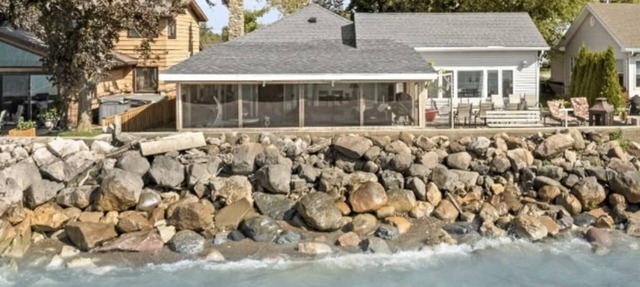 Lakeview Escape. Hot Tub, Sauna, Screened Porch. Birding Paradise. Wineries! in Amherstburg