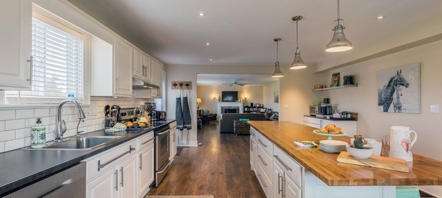 Large beautiful Farmhouse in the heart of PEC - 20 minutes to Sandbanks in Prince Edward
